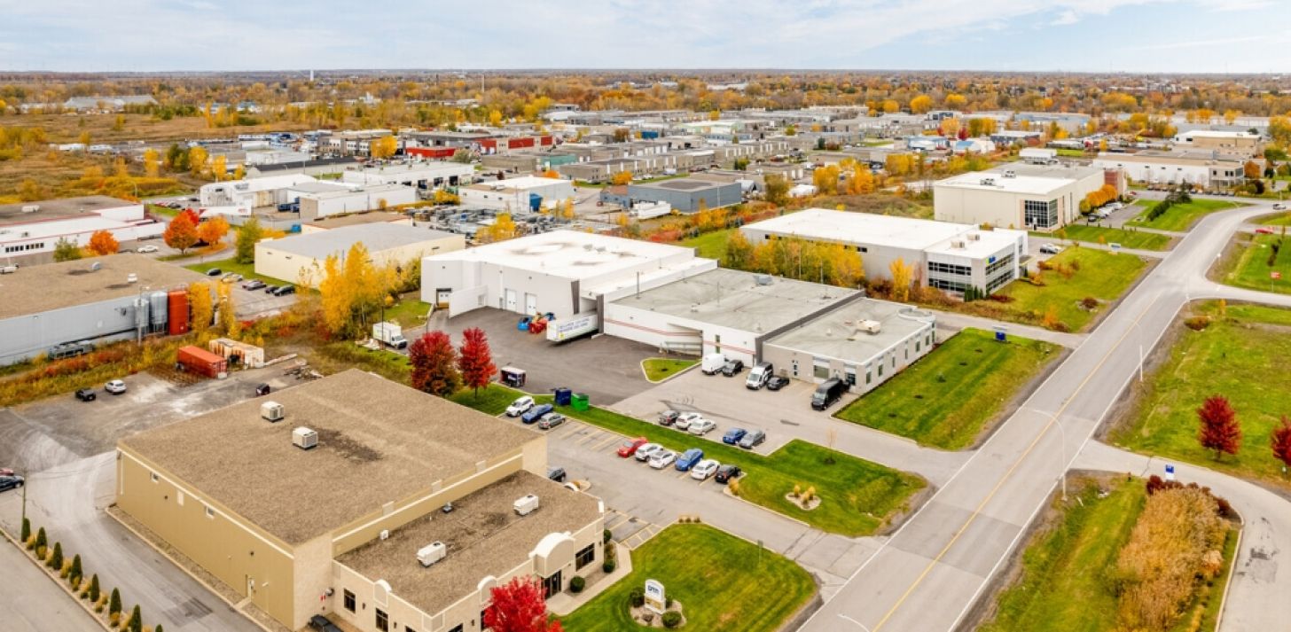 6,500 sqft warehouse for rent industrial building in Candiac - For Rent