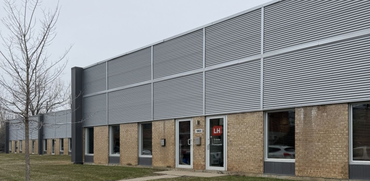 Well-located industrial space with 7 loading docks  - For Rent