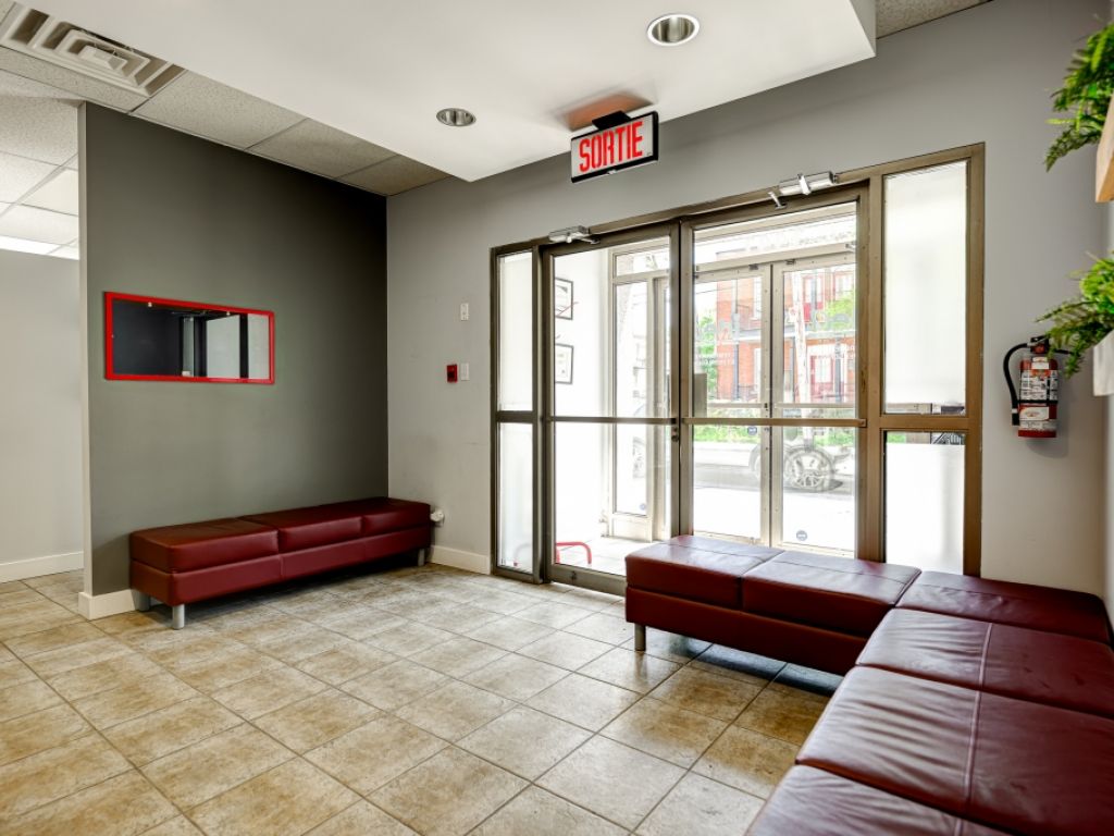 COMMERCIAL SPACE FOR RENT, 1568 SQ.FT. IN FRONT THE COLLGE METRO