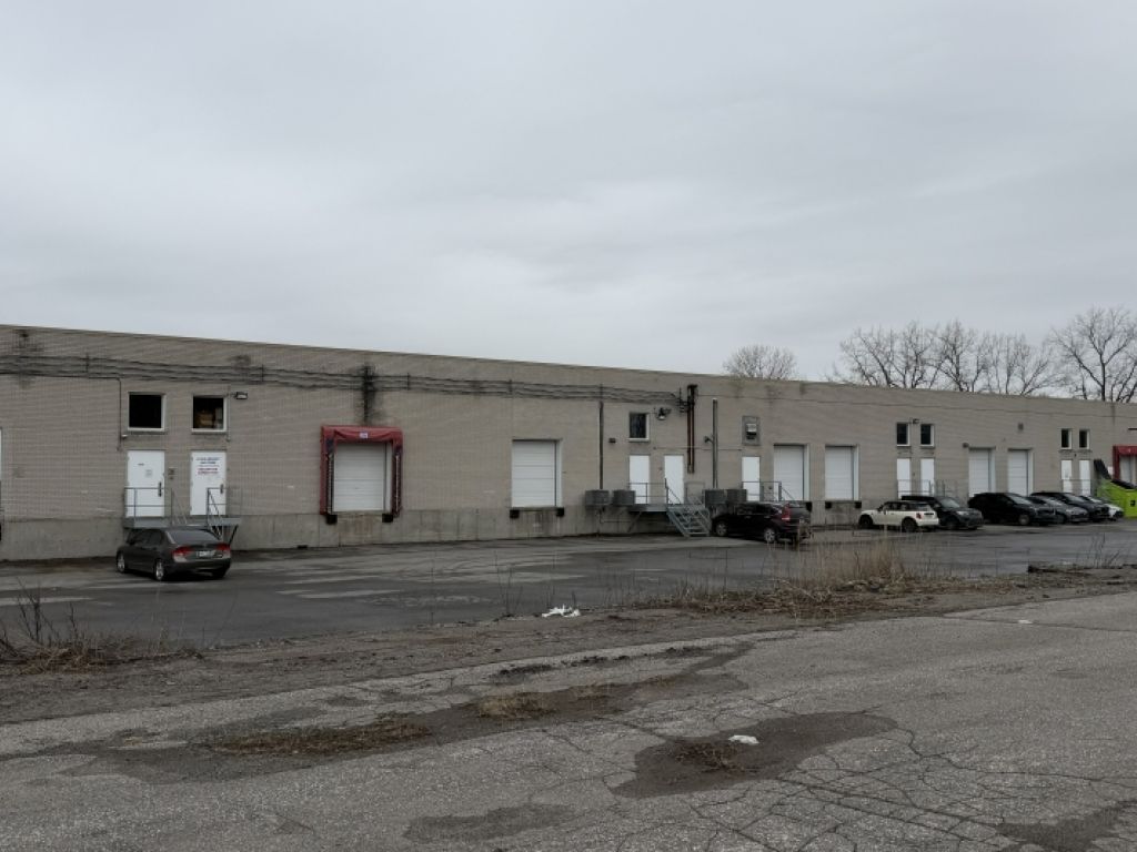 Well-located industrial space with 7 loading docks 
