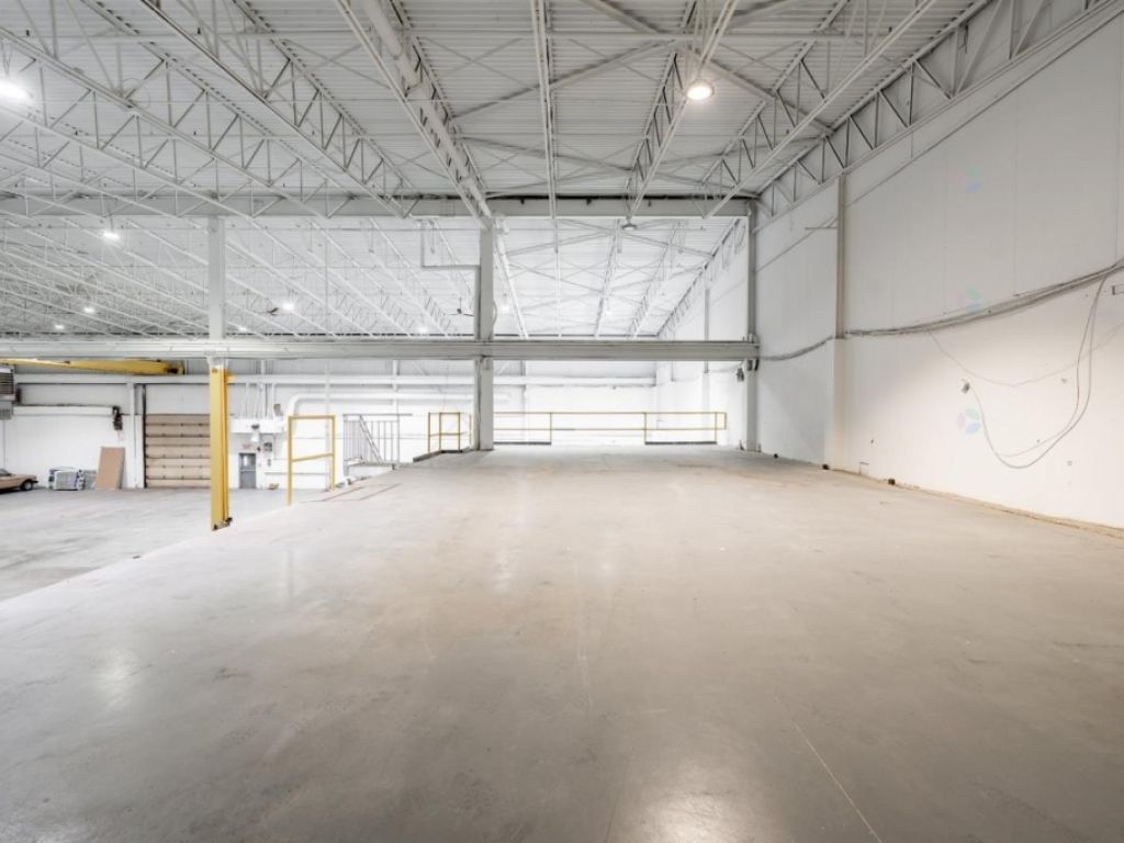 Entrepot de 15,809 pieds avec portes de garage et pont roulant