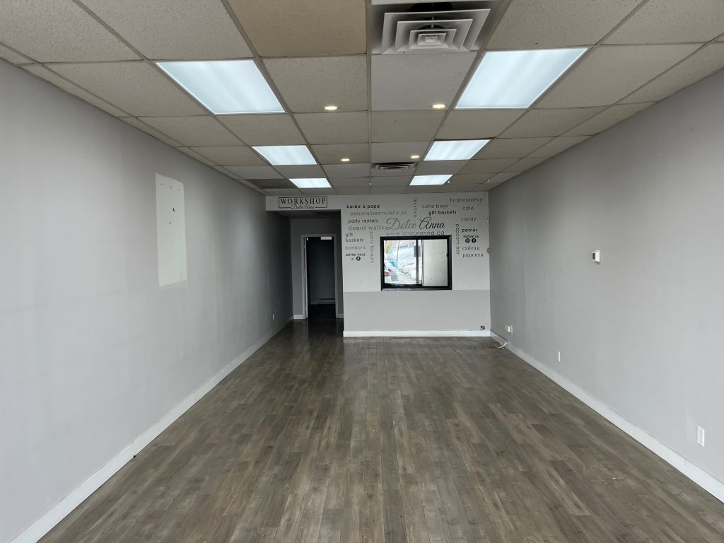 948 square foot store for lease in Saint-Leonard