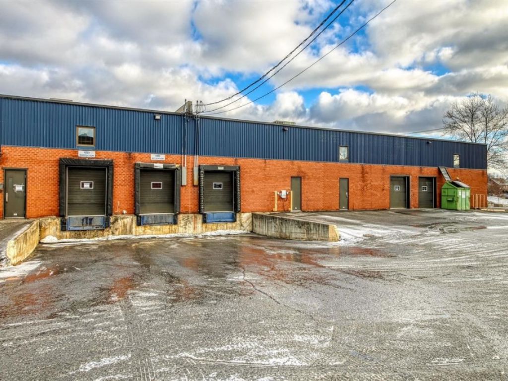 Espace commercial/industriel l�ger � louer � 2514 Boul. Le Corbusier, Laval (Chomedey)