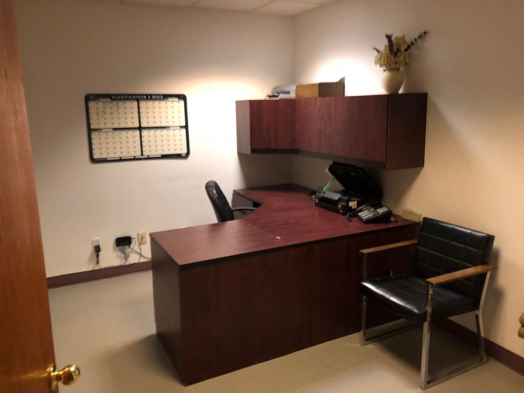 Batiment commercial avec entrepot (2900p2 ) et bureau (2500p2 ) 