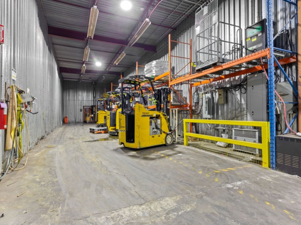 Industrial & commercial space for rent  accessible and flexible in the heart of Montrgie