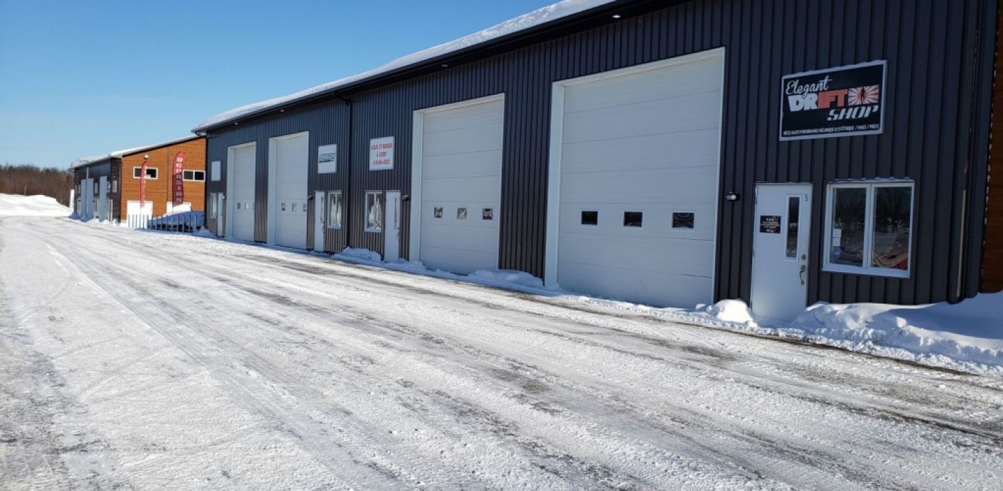 LOCAL À VOCATION GARAGE - ENTREPOSAGE - FABRICATION - For Rent