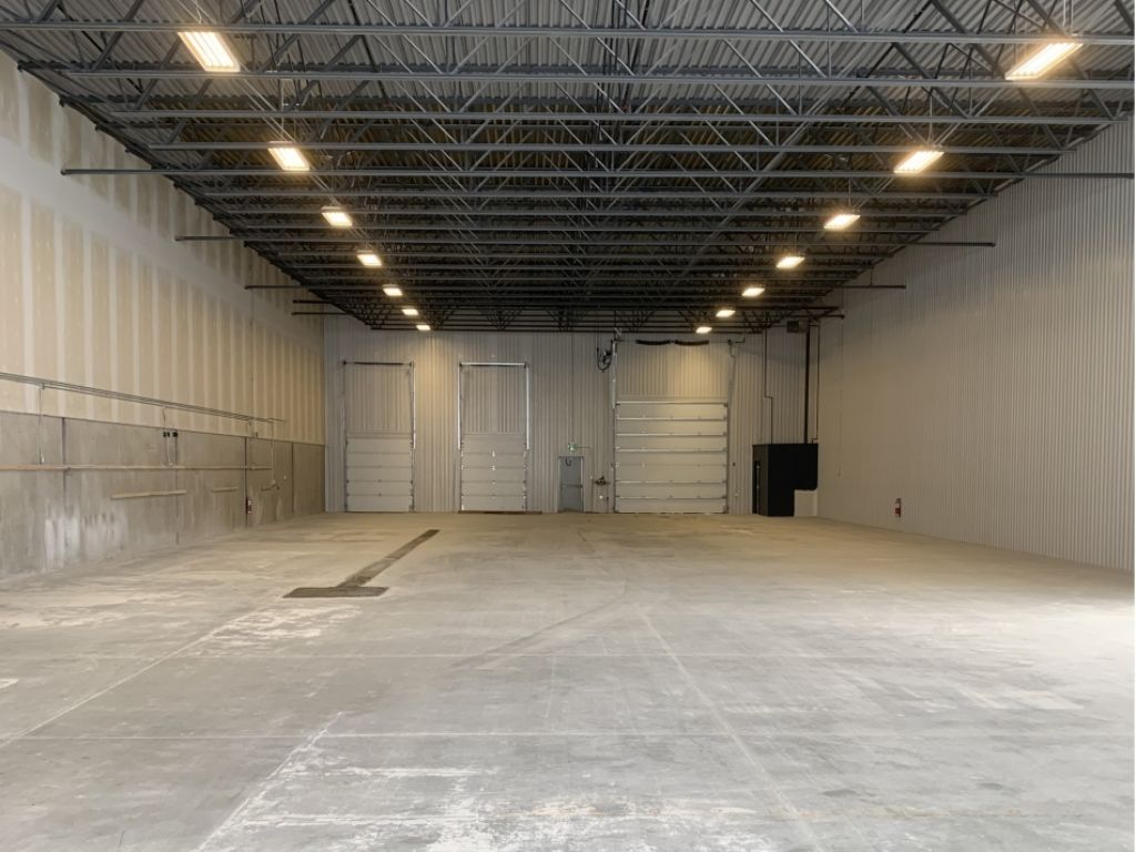 Commercial / Industrial Space for Lease 6000, 9000 et 15000 Sc.ft� Prime Location Along Highway 20