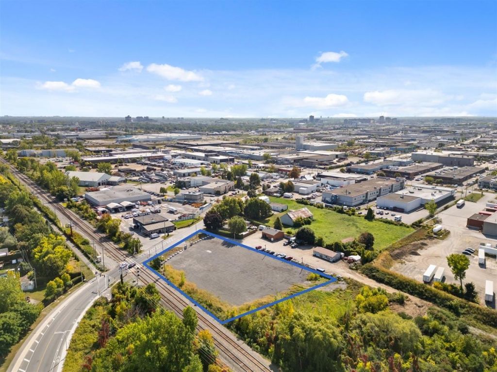 Terrain industriel � louer � Boul. St-Elzear O., Laval (Vimont)