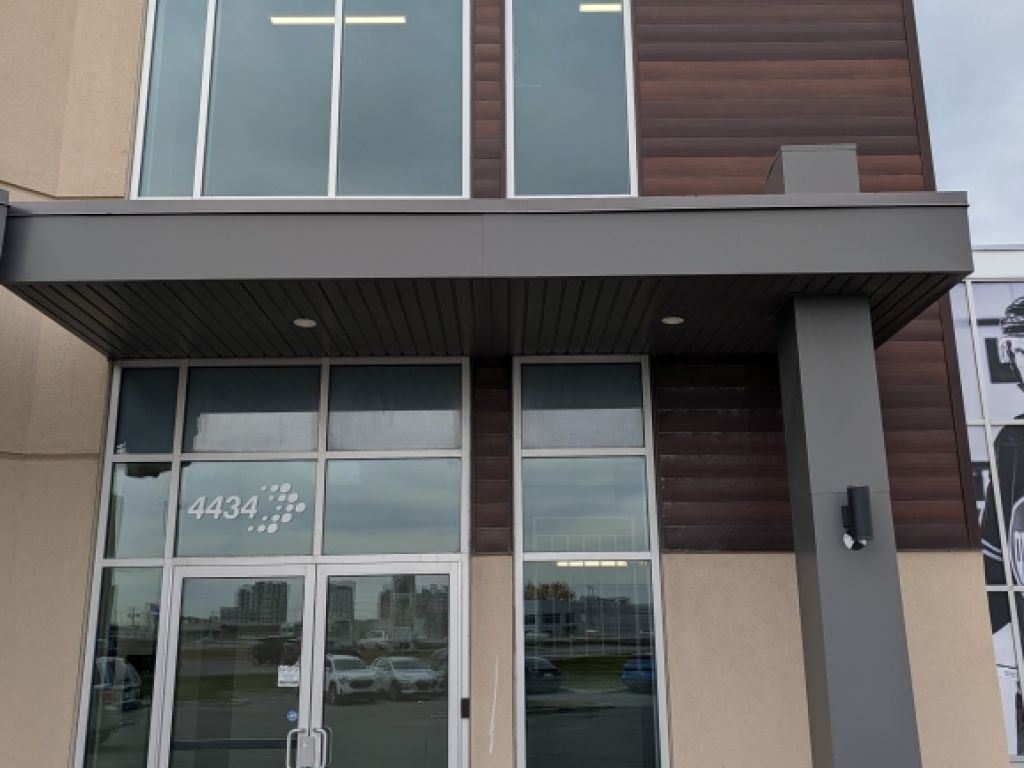 Rental of private offices and workstations - Laval - Direct access to A-440