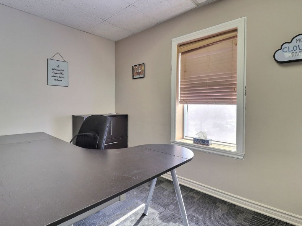 Office for rent 775 sf - 3 closed offices, ideally located in Boisbriand