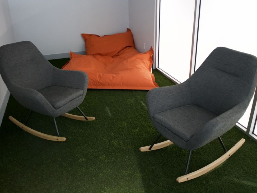Rental of private offices and workstations - Laval - Direct access to A-440