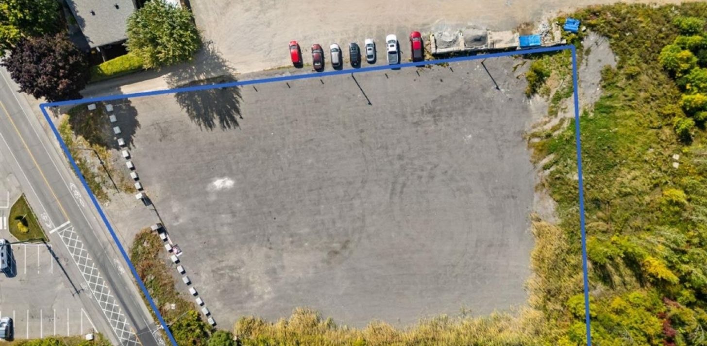 Terrain industriel &agrave; louer � Boul. St-Elzear O., Laval (Vimont) - &Agrave; louer