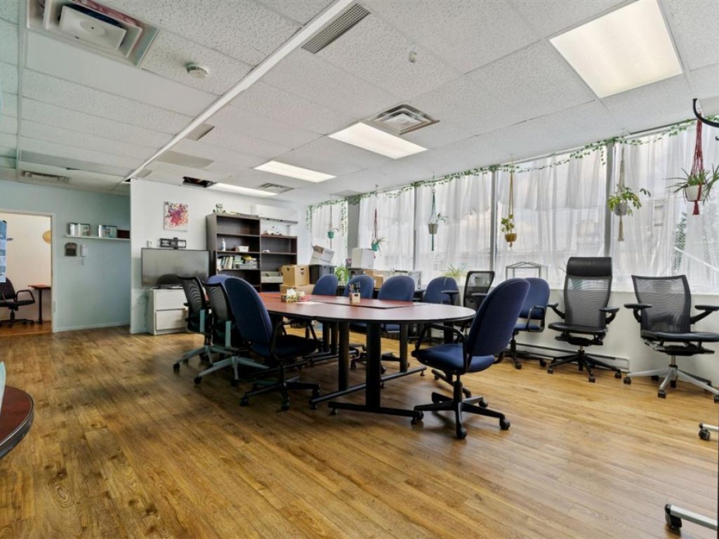 Espace bureau � louer � 68 Boul. Cartier O., local 201, Laval (Laval-des-Rapides)