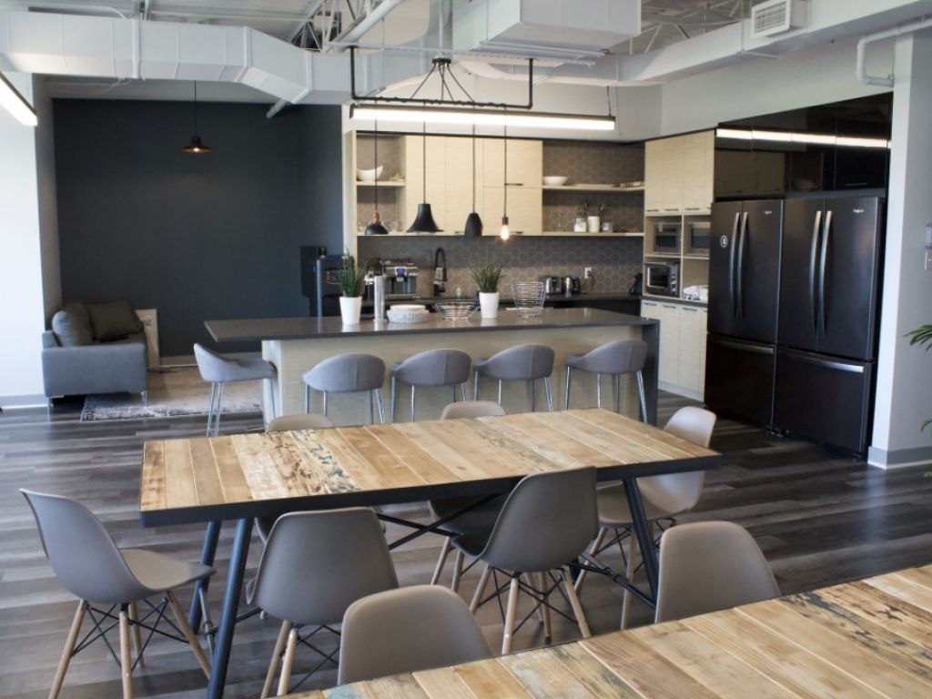 Rental of private offices and workstations - Laval - Direct access to A-440