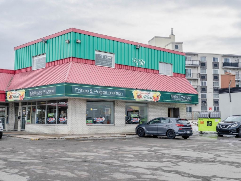 Commercial building in Gatineau HIGH VISIBILITY