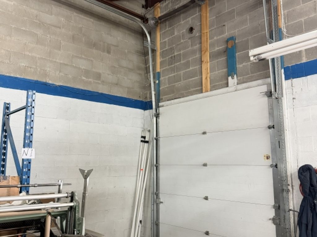 Well-located industrial space with 7 loading docks 