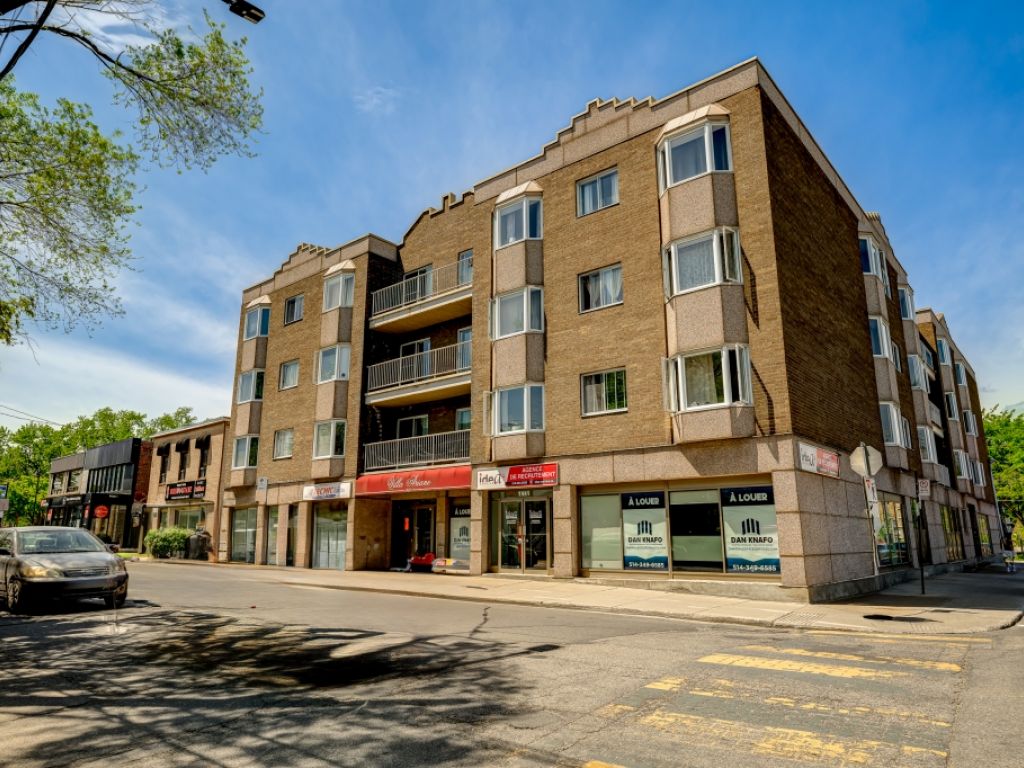 COMMERCIAL SPACE FOR RENT, 1568 SQ.FT. IN FRONT THE COLLGE METRO