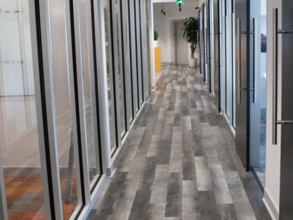 Rental of private offices and workstations - Laval - Direct access to A-440