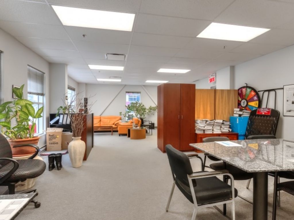 Retail space Griffintown-dealership