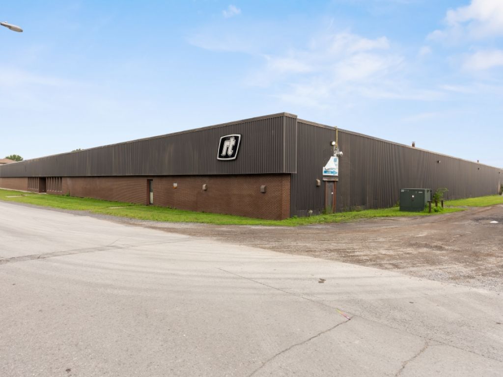 Industrial & commercial space for rent  accessible and flexible in the heart of Montrgie