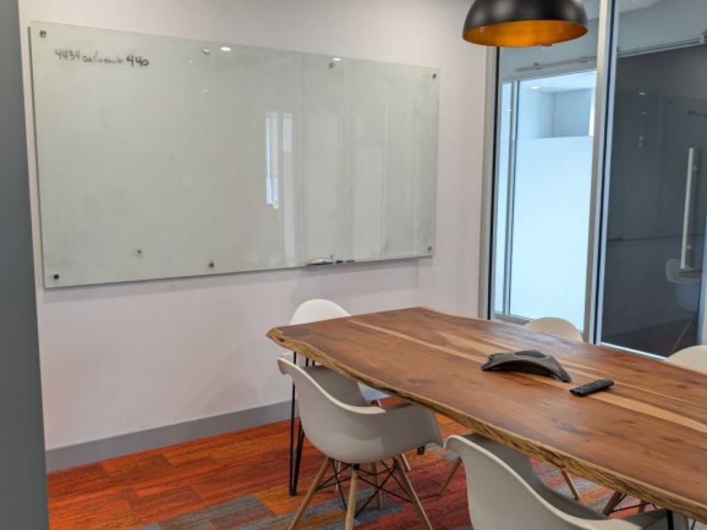 Rental of private offices and workstations - Laval - Direct access to A-440