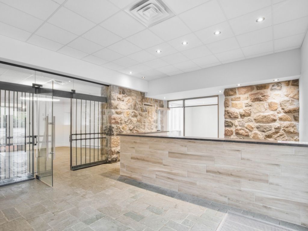 2,875 sqft office in a centennial building in Longueuil