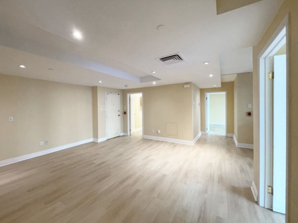 Prime location in the heart of Old Montr�al