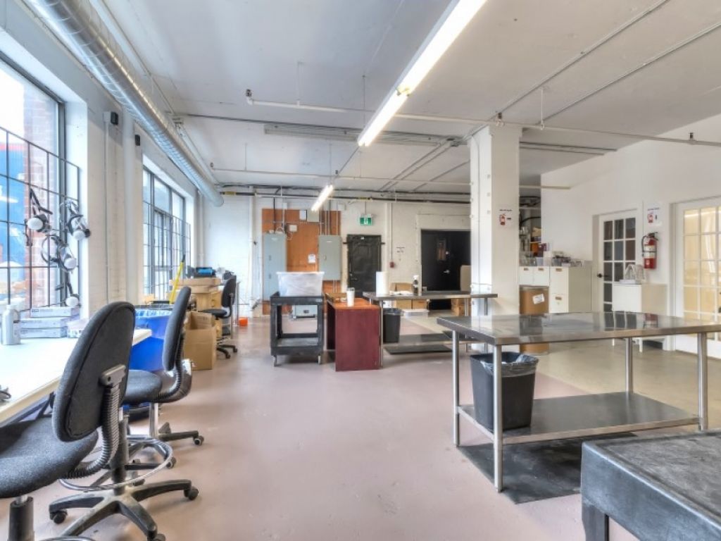 FOR RENT bright, renovated, air conditioned industrial space with 3 docks in Park Ex