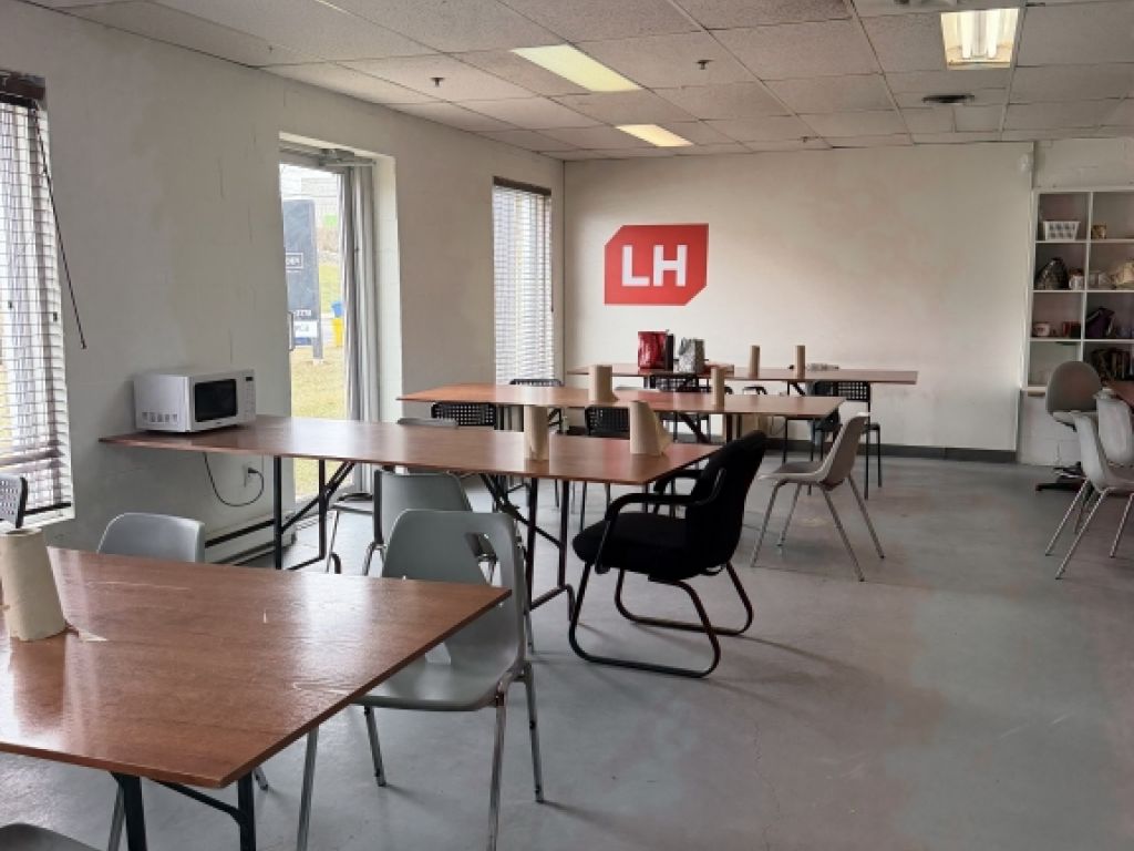 Well-located industrial space with 7 loading docks 