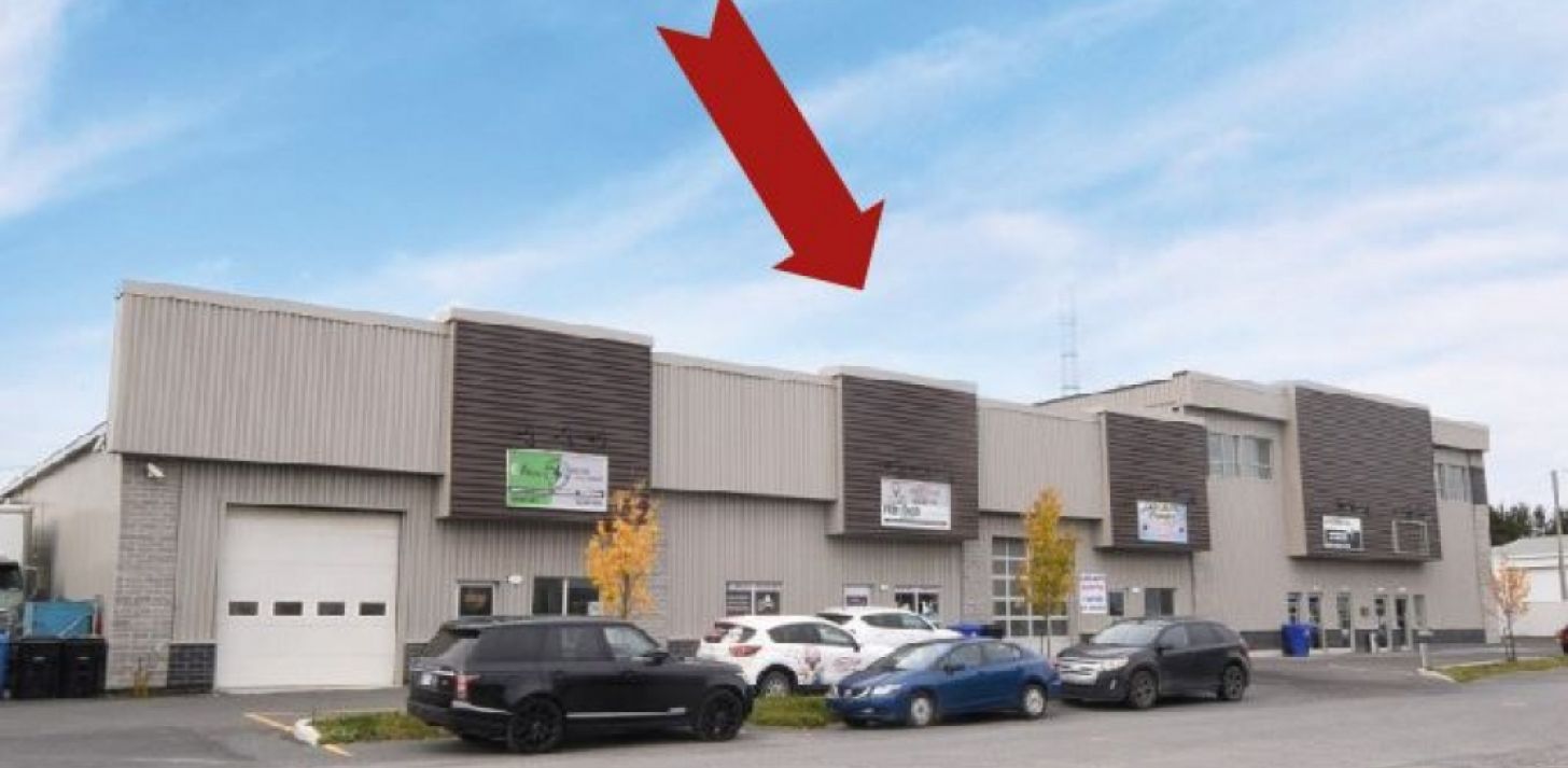 Garage - Warehouse - Office / Rest room for rent +/- 2000 sq.ft. garage door 14' - ceeling 16' - Industrial Park - For Rent