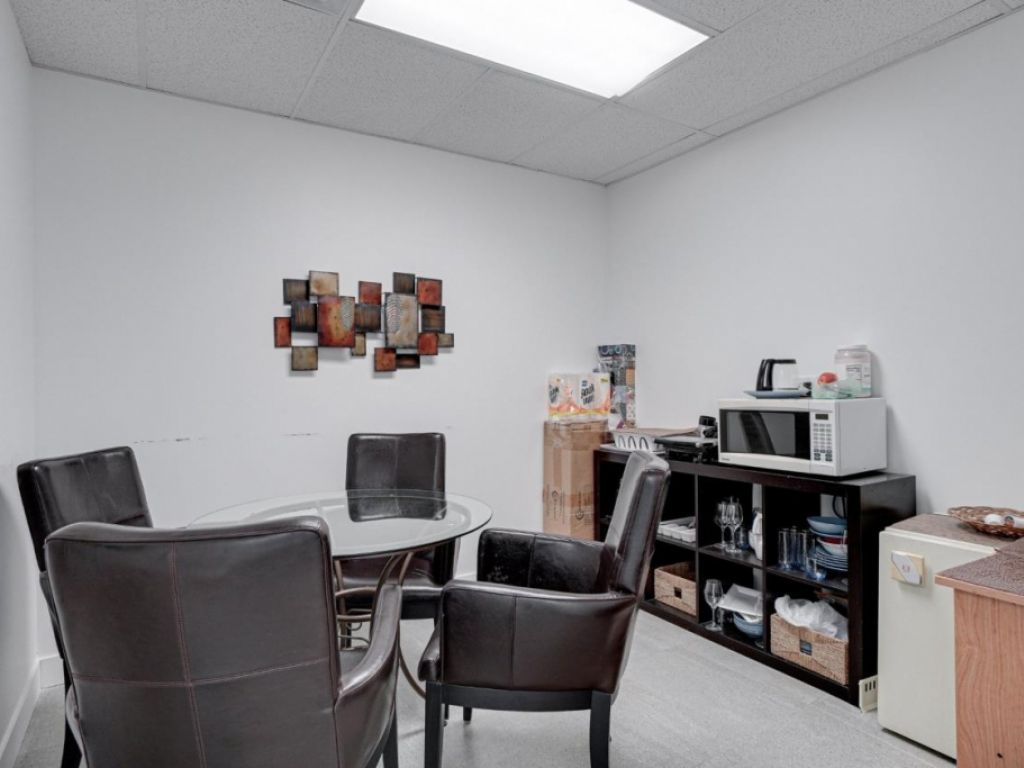 1,646 sqft space facing the CLSC Villeray EXCELLENT VISIBILITY!