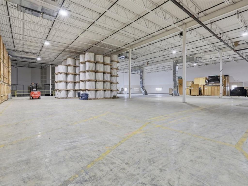 Industrial condo for lease or sale � 36,920 sq.ft. � Boisbriand
