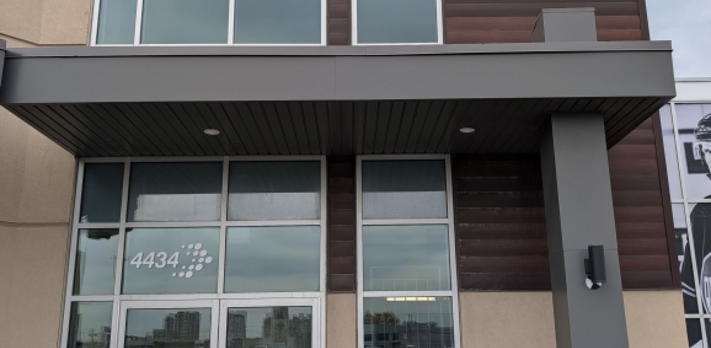 Rental of private offices and workstations - Laval - Direct access to A-440 - For Rent