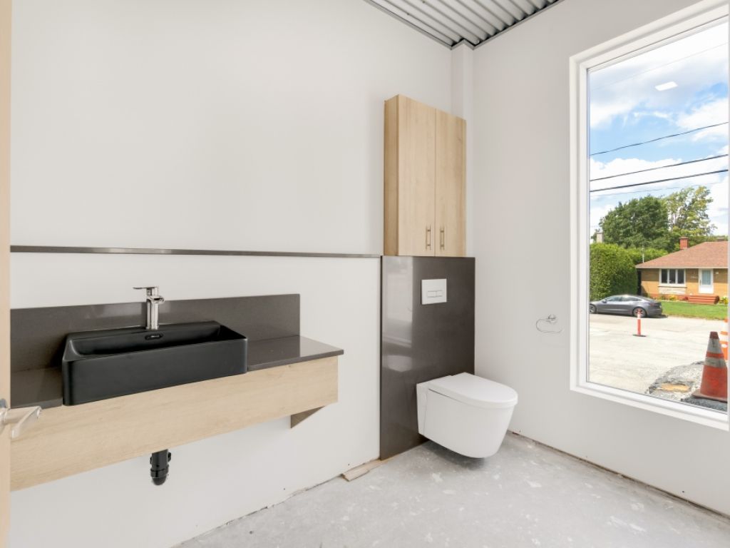 Prime Commercial Location - 3191 King E., Sherbrooke