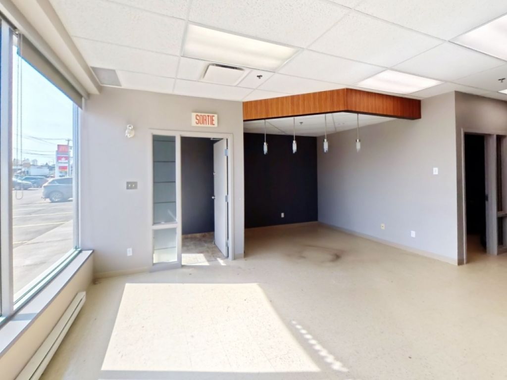 Local en RDC de bureau � 3660 boulevard Wilfrid-Hamel