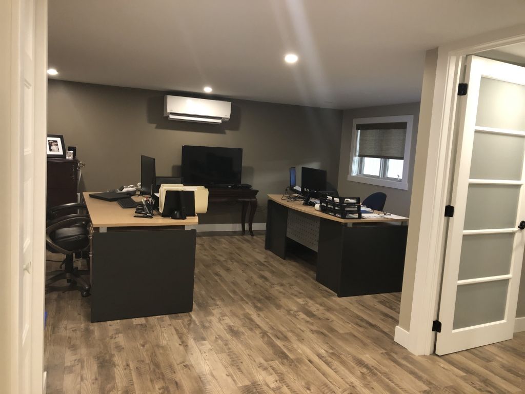 Garage - Warehouse - Office / Rest room for rent +/- 2000 sq.ft. garage door 14' - ceeling 16' - Industrial Park