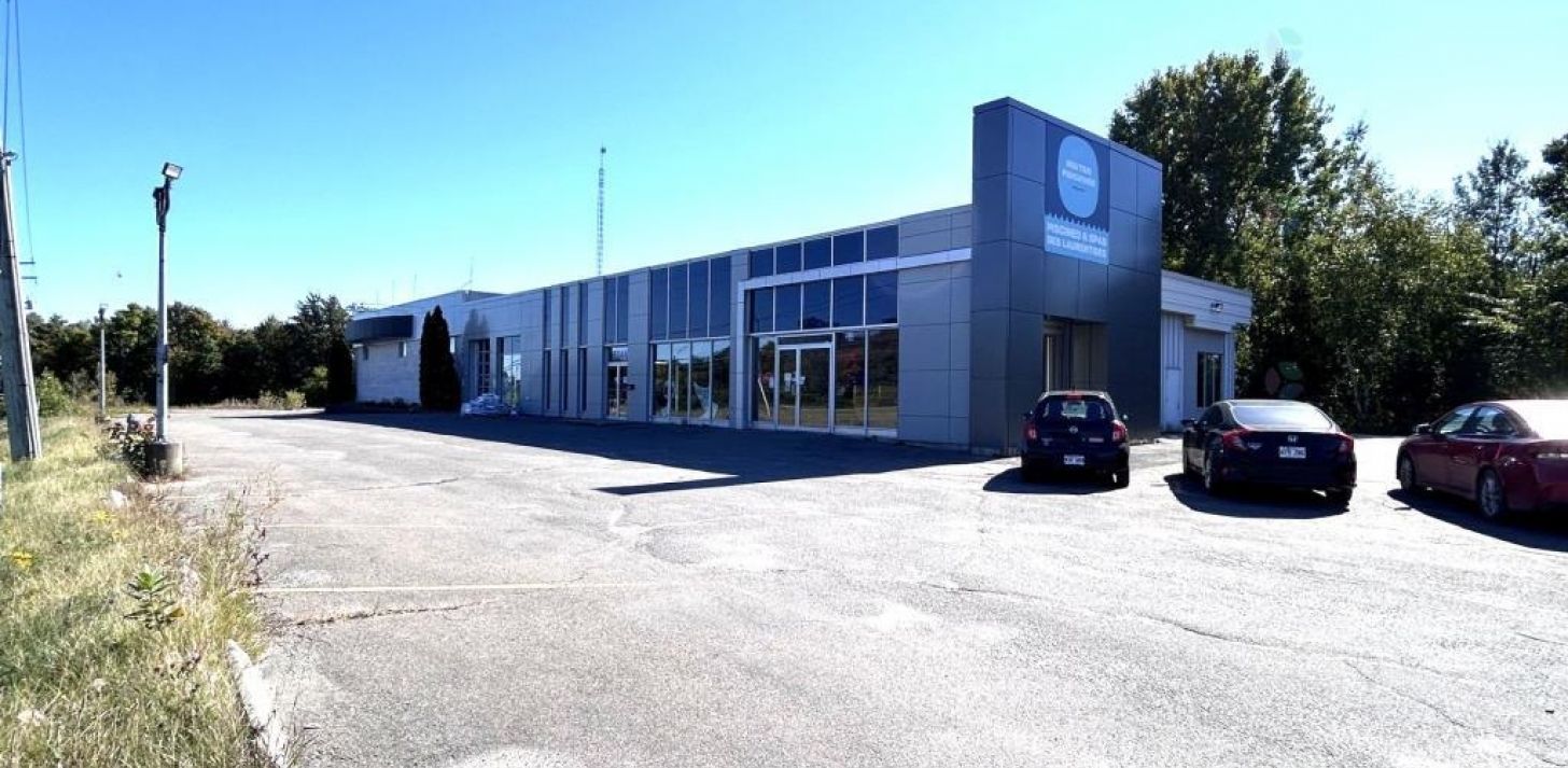 Building on Cur&eacute;-Labelle blvd. in St-J&eacute;r&ocirc;me � EXCEPTIONAL VISIBILITY - For Sale