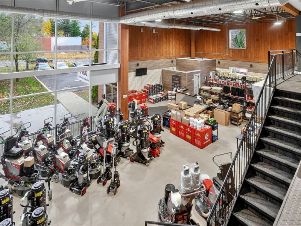 B�tisse industrielle � vendre � 350 $/pi�