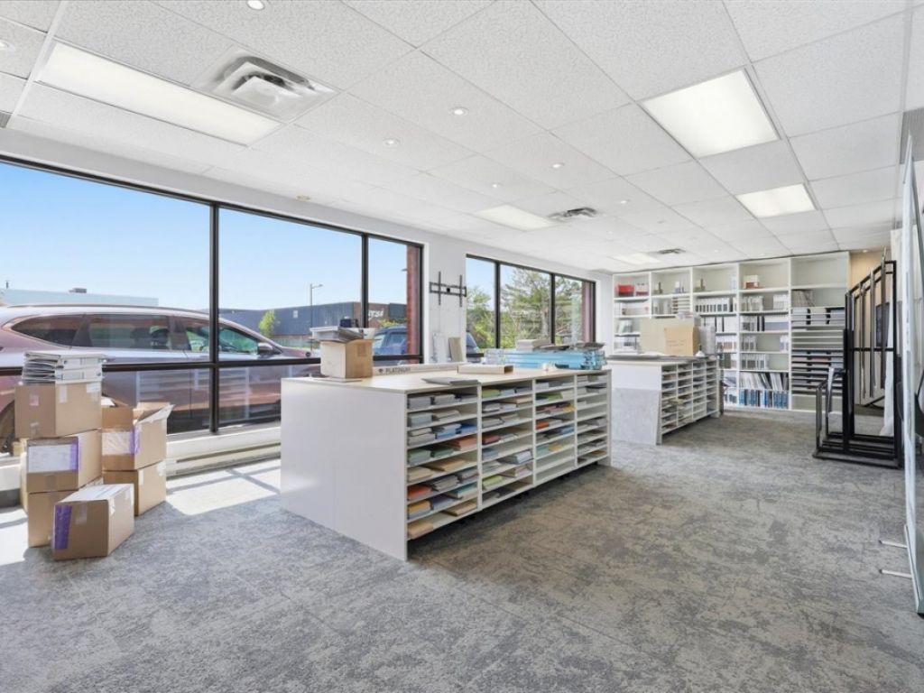 B�tisse industrielle � 8905 Boul. Henri-Bourassa O., Montr�al (Saint-Laurent)