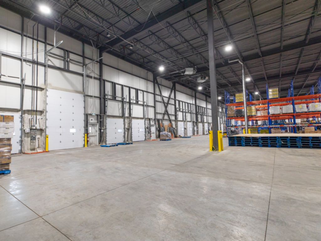 INDUSTRIAL WAREHOUSE FOR RENT, CANDIAC - 12,395 TO 55,934 ft2