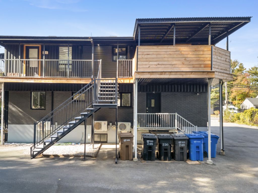 SEMI-COMMERCIAL SPACE FOR SALE