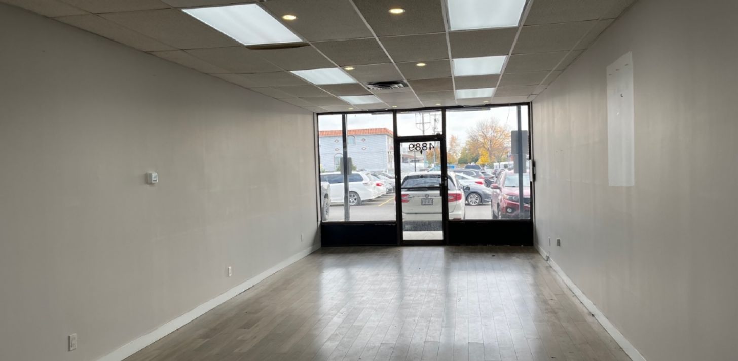 948 square foot store for lease in Saint-Leonard - For Rent