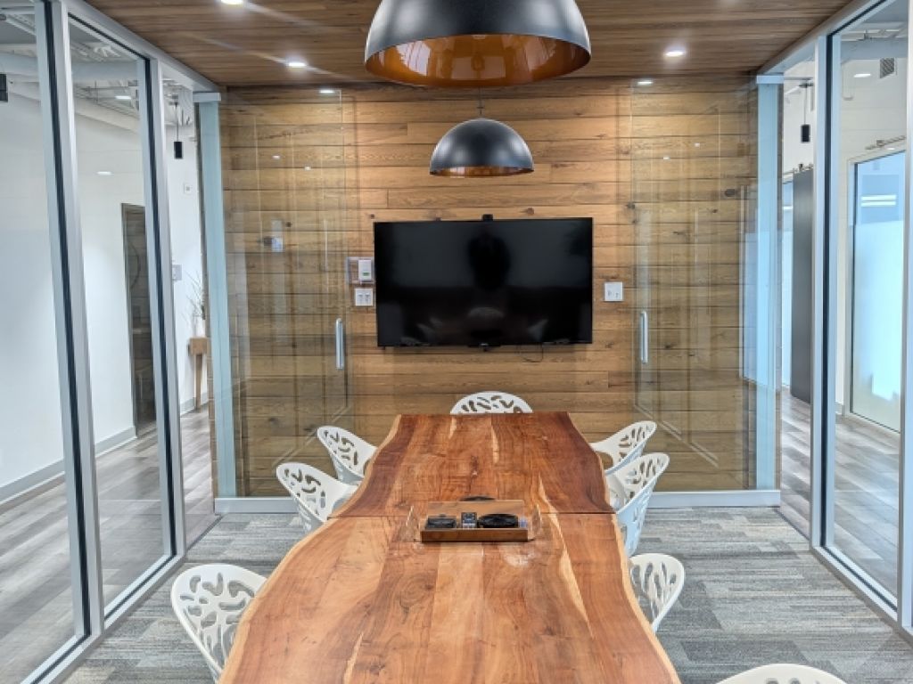 Rental of private offices and workstations - Laval - Direct access to A-440