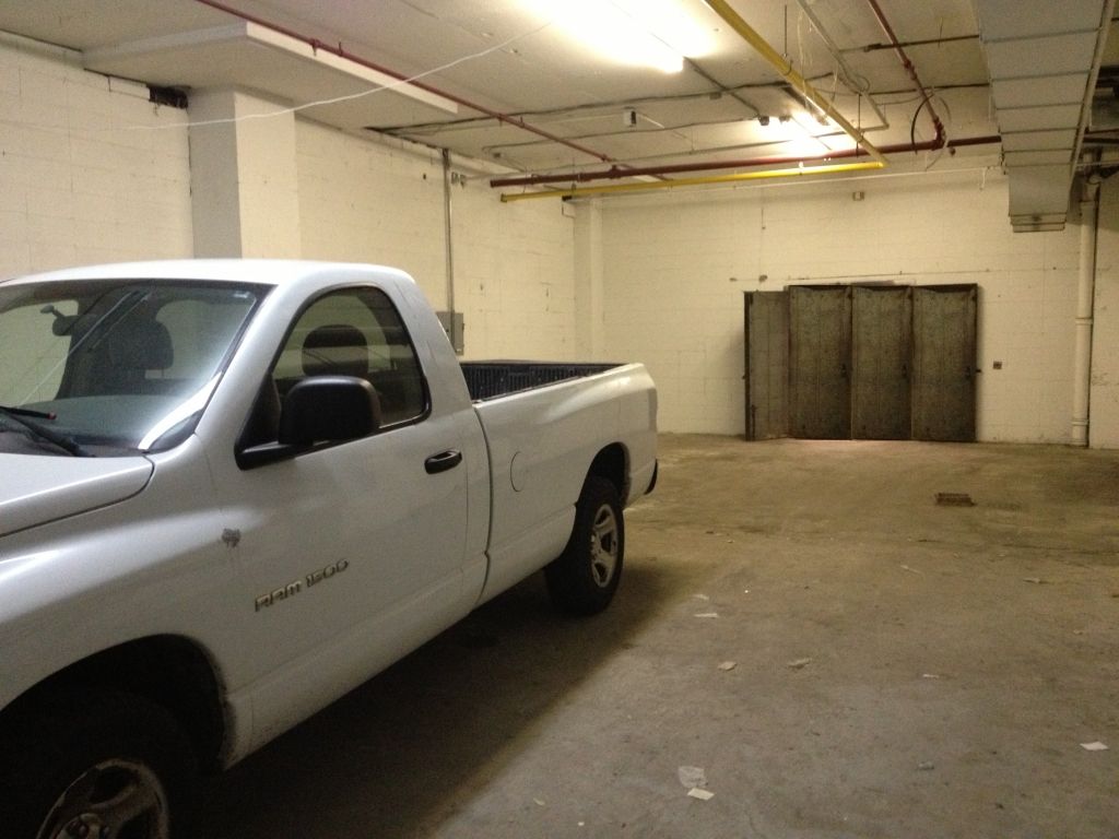 Small warehouse for rent with garage door of 1200 feet 