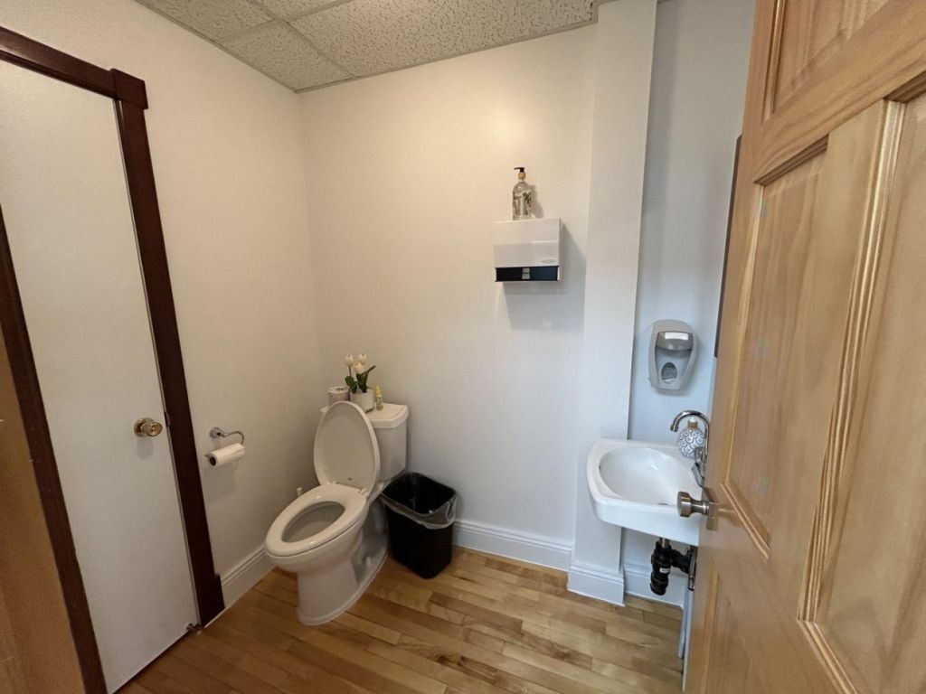 Bureau  louer 1414 pc au 2e tage centre-ville St-Jrme