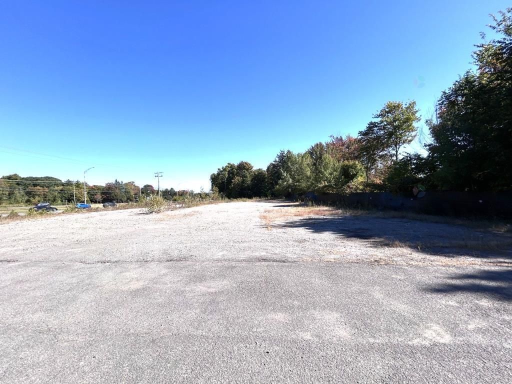 Building on Cur�-Labelle blvd. in St-J�r�me � EXCEPTIONAL VISIBILITY