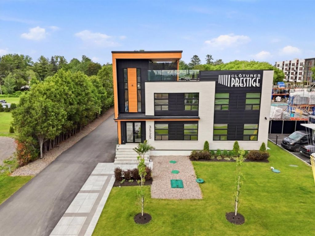 Commercial/office building for sale