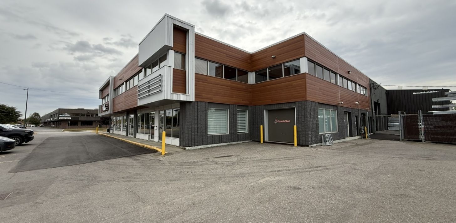 LOCAL COMMERCIAL AVEC PORTE AU SOL - BOUL. WILFRID-HAMEL - For Rent