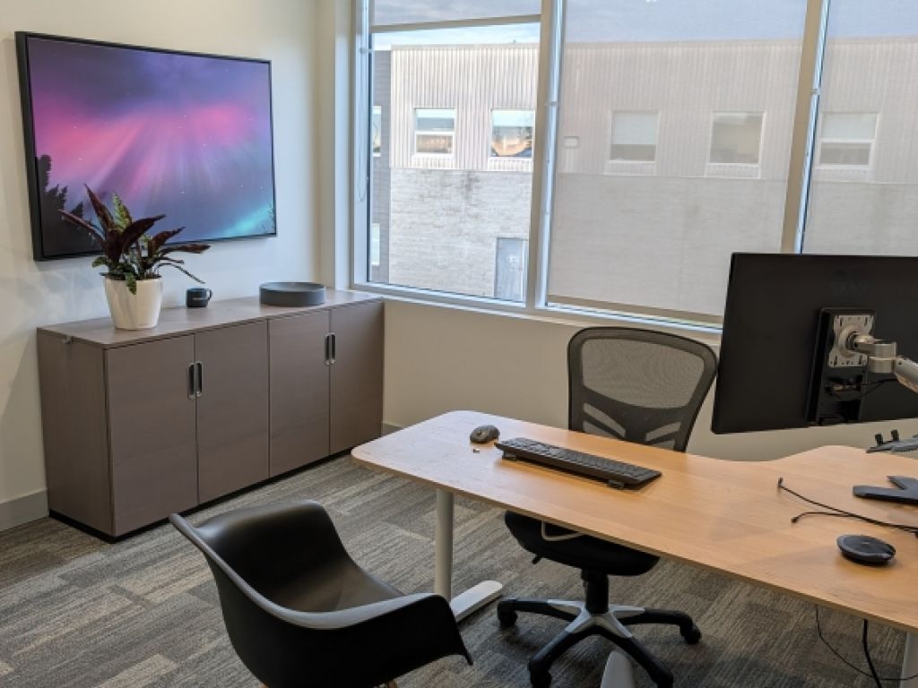 Rental of private offices and workstations - Laval - Direct access to A-440