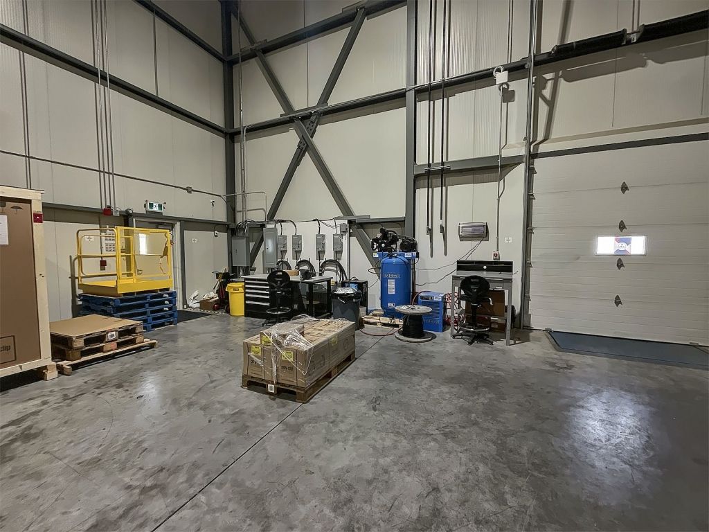 Industriel space for Rent Laval - 6 985 FT2